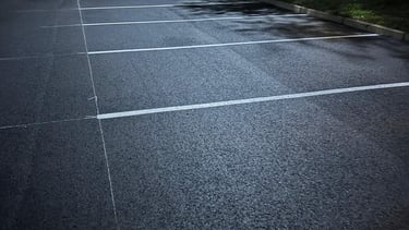 pintura viária em estacionamento