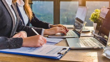 Travail administratif collaboratif sur ordinateurs portables en environnement professionnel