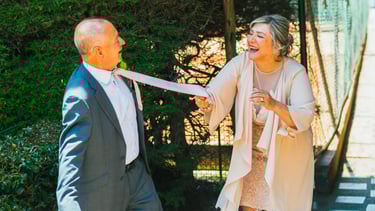 Momento del first look entre los novios en Bogotá — fotógrafo TheLens.