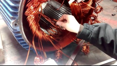 Técnico inspeccionando motor para el bobinado de motores electricos 