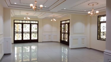 Élégante villa à Kribi: carrelage poli, lustres ornementés et portes décoratives en fer forgé