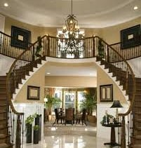 Majestueux hall d'entrée élégant, doté d'un double escalier courbe et d'un luxueux lustre à kribi