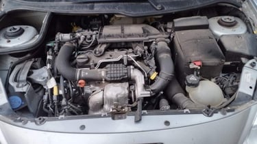 Moteur très encrassé avant nettoyage – compartiment moteur négligé