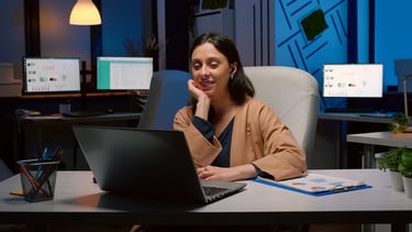 Freelancer trabalhando em home office com notebook