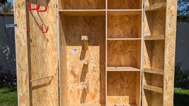 Armoire de sellerie Hunter vide en OSB avec étagères et portes coffrées