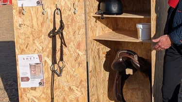 Armoire de sellerie Shet+ remplie avec étagères et roulettes