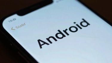 Detailed shot of an Android smartphone interface, emphasizing soft blue highlights and clean typography. The lighting is cinematic and professional, reflecting an innovative brand spirit.