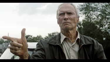 Clint Eastwood e a Construção de Walt Kowalski Cena do filme Gran Torino 2008