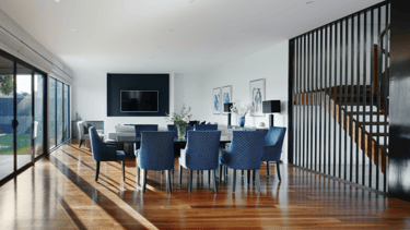 Mesa de comedor con 8 sillones azules limpiadores Marbella Air