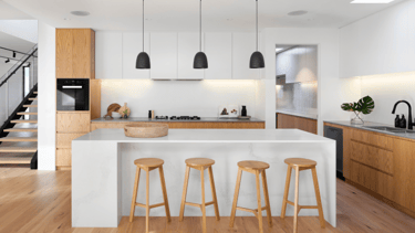 una cocina con taburetes de bar limpieza a domicilio Marbella Air