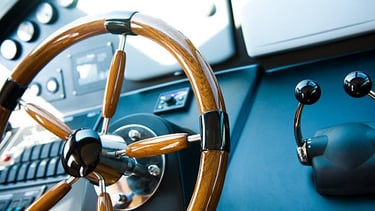 Un timón de barco con un timón