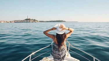 Una mujer con sombrero sentada en un yate