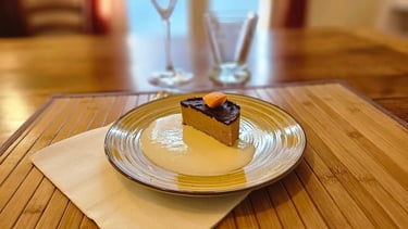 Dessert spéculoos nappé chocolat entouré de crème anglaise.