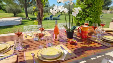 table extérieur de notre maison d'hôtes dressée pour le repas du soir.