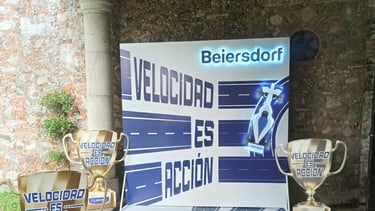 Stand con  letrero 3D luminoso