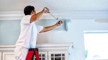 Equipo de pintores profesionales realizando un trabajo de pintura en Bilbao