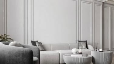 Salón de un piso en Bilbao recién pintado con acabados lisos