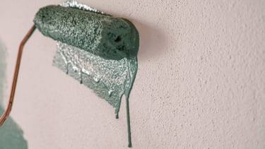 Proceso de alisado de paredes y eliminación de gotelé en una vivienda de Bizkaia