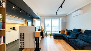 Nowoczesne wnętrze: kuchnia z wyspą i salon z narożnikiem, duże okno balkonowe