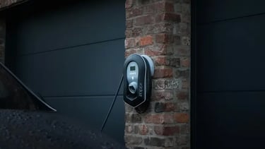 Installation de borne de recharge niveau 2 pour voiture électrique à domicile.