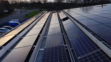 Fabrika çatısı güneş paneli uygulaması.