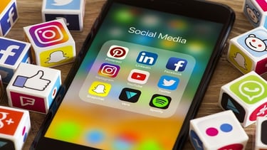 téléphone avec icones des réseaux sociaux