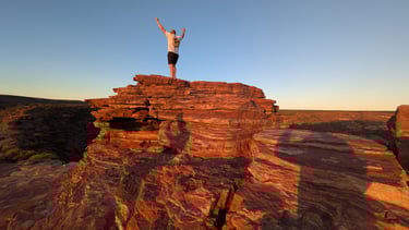 Mann erreicht Berggipfel und gewinnt neue Perspektiven