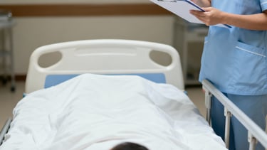 imagem da enfermagem aplicando as escalas assistenciais