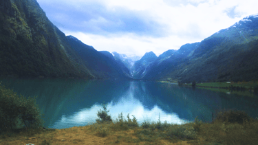 Vista da primeira parada do tour no Lago Loen, Olden, Noruega.