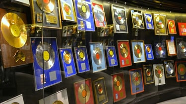 foto vista da seção de vinil no museu da ABBA