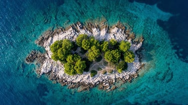 vista aérea pequena ilha em split na croácia