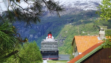 vista do navio acnorado em Geiranger