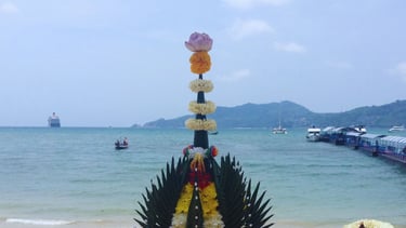 foto distante do navio visto da praia ancorado em phuket 