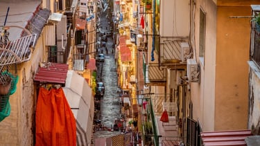 foto das ruas estreitas e coloridas de Nápoles