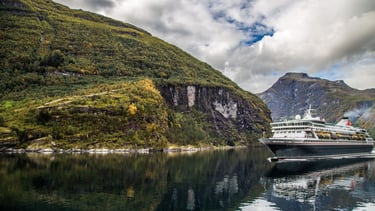 foto do navio chegando em Geiranger