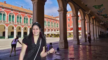 foto da autora com vista da praça historica em split na croácia