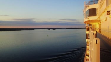 foto vista do navio navegando pelo canal de estocolomo