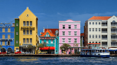 Casas coloridas vistas do outro lado da ponte flutuante em Willemstad, Curaçao, Caribe.