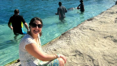 foto da autora visitando o Dolphin Cay em Nassau, interagindo com golfinhos 