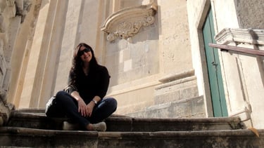 foto da autora no topo das escadas na cidade velha Dubrovnik