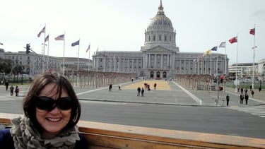 No ônibus Hop-On Hop-Off explorando San Francisco