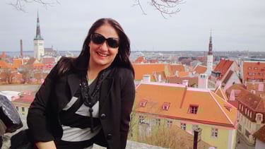 foto da autora com vista panoramica da cidade de Tallin