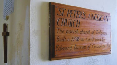Interior da Igreja de St. Peter em Falmouth, Jamaica, com bancos de madeira e detalhes arquitetônico