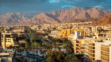 Vista da cidade de Aqaba, com as montanhas ao fundo.
