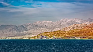 Chegando a Aqaba de navio vista do mar para as montanhas.
