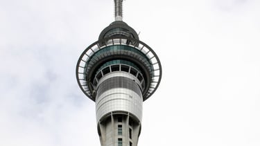 Topo da Sky Tower em Auckland, principal mirante e ícone da cidade
