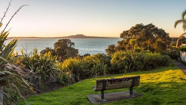 Vista da ilha de Rangitoto a partir de Auckland, com destaque para sua formação vulcânica