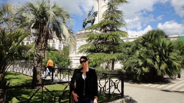 Foto da autora na Praça de San Juan de Dios, em Cádiz.