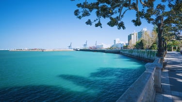 Vista do mar de Cádiz a partir da orla.