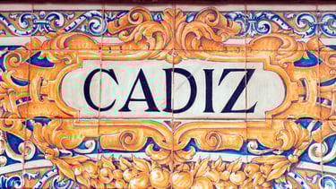 Azulejo colonial com o nome Cádiz em destaque.